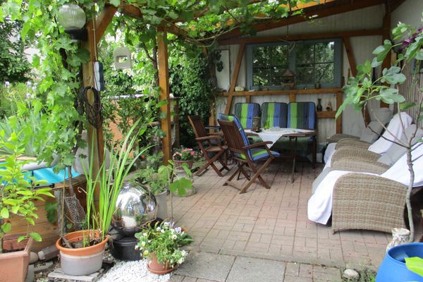 Gartenterrasse mit Liegesesseln