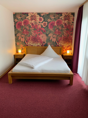 Schlafzimmer mit Bett und Teppichfußboden