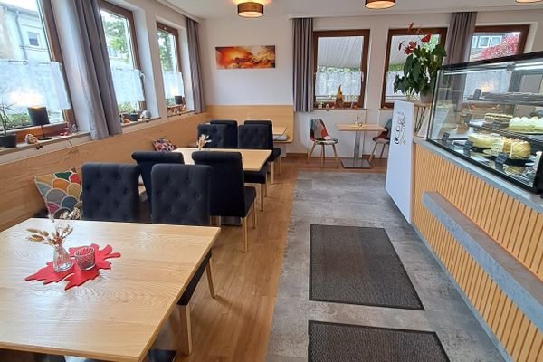 Auf dem Bild ist der Innenbereich der Konditorei / des Cafés Ju zu sehen.