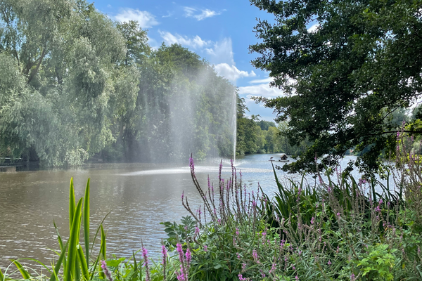 Blick auf den ersten See in dessen Mitte sich ein aktiver Springbrunnen befindet