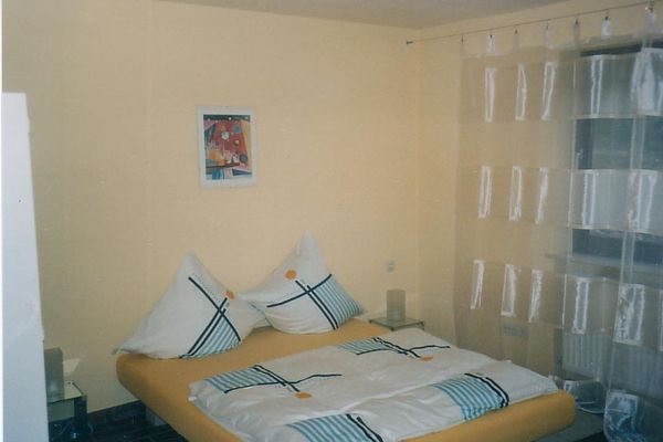 Schlafzimmer gelb Fewo 1