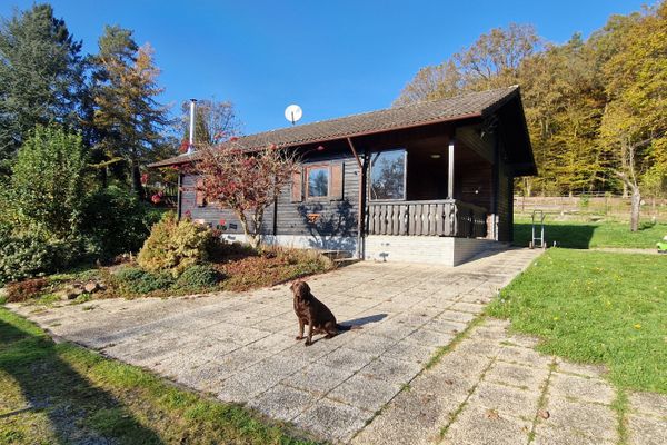 Hausansicht un Parkplatz