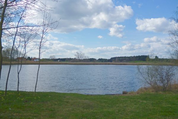 Der idyllische Badsee bei Obersöchering.