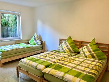 Ferienwohnung Sander - Schlafzimmer mit zusammengestellten Betten