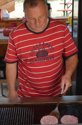 Helmut Beyer ist Landwirt, Grillmeister und Gastgeber in Personalunion.