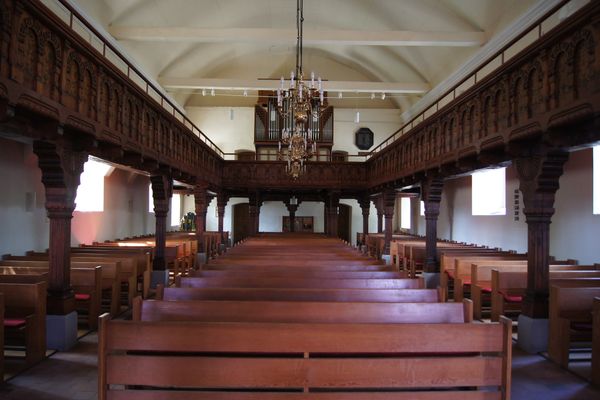 Die Martinskirche in Dorfmark von Innen, man sieht die Sitzbänke sowie im Hintergrund die Orgel