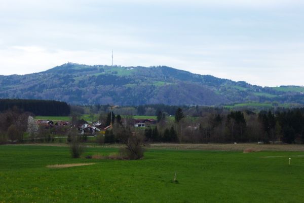 Blick über die Häuser von Obermaxlried hinweg zum Hohen Peißenberg.