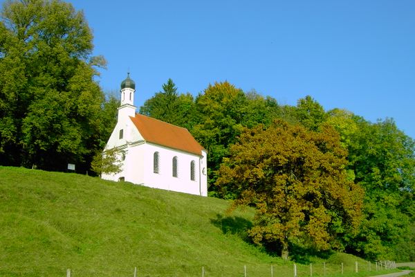 Lorenzberg mit Lorenzkirche in Epfach