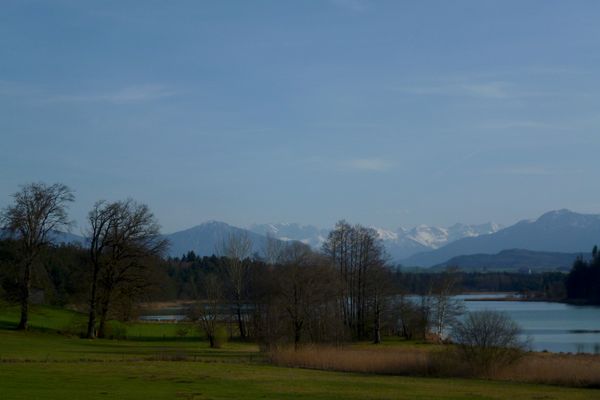 Traumhafter Blick über den Großen Ostersee hinweg auf die Bayerischen Alpen.