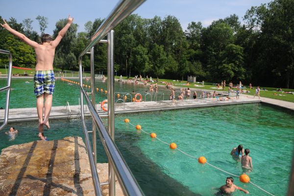 Freibad Schwimmbecken mit Sprungturm