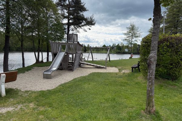 Auf dem Bild ist der Spielplatz am Nageler See in Form eines Schiffs zu sehen.