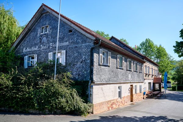Blick auf ein Haus mit Schieferverkleidung.