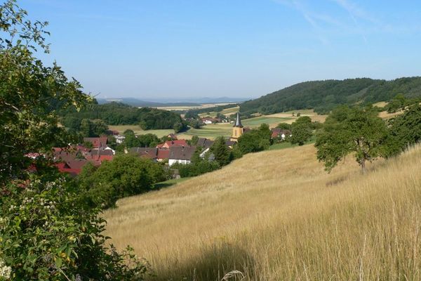 Blick von der Küpser Linde aus auf die Ortsteile Oberküps im Vordergrund und Unterküps im Hintergrund
