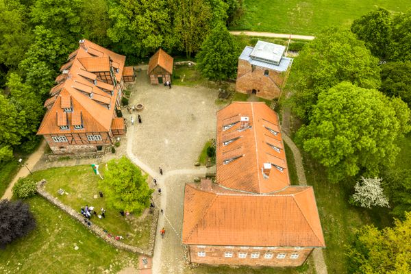 Die Gebäude der Burg Bodenteich aus der Luft aufgenommen