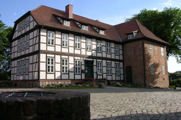 Blick auf das Hauptgebäude, das Amtshaus auf der Burg