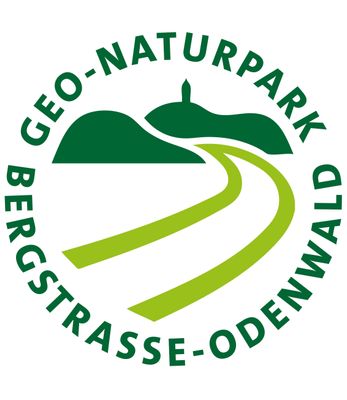 Das runde Logo des Geo-Naturparks zeigt zwei Berge in dunkelgrün sowie zwei Striche in hellgrün