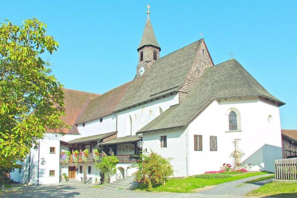 Die Kirche St. Thomas in Herrnfehlburg ist direkt mit dem Schloss verbunden. Stufen führen zum Eingang hinauf, daneben befinden sich zwei überdachte Balkone. Das Dach der Kirche und der Turm sind mit Schindeln gedeckt.