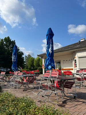 Das Bild zeigt den Kioskbereich mit Sitzgelegenheiten.
