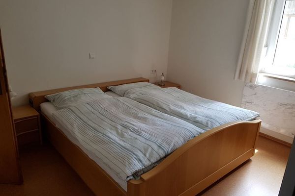 Schlafzimmer mit Doppelbett