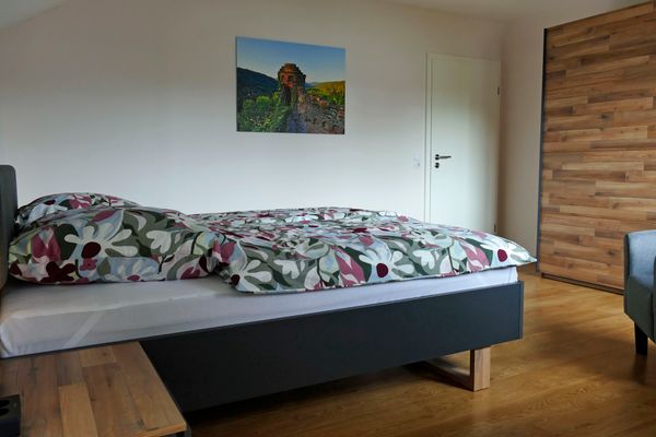 Blick vom Doppelbett zum Kleiderschrank in der Ferienwohnung Hirtenberg