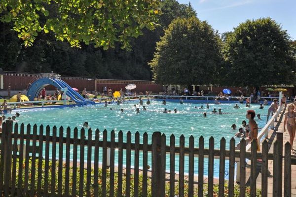 Blick auf das Schwimmbecken mit Nichtschwimmerbereich und kleiner Wasserrutsche