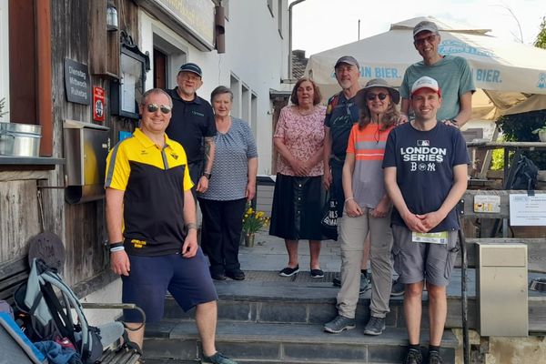 Das Bild zeigt eine Gruppe Personen, die auf den Stufen der Adelskammer für ein Foto zusammenstehen.