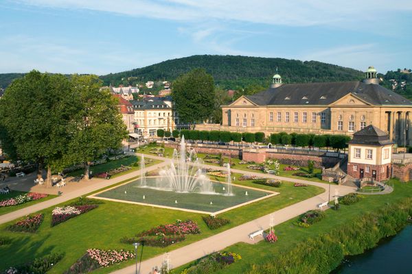 Drohenaufnahme des Bad Kissinger Rosengarten mit Multimedia-Brunnen und dem Regentenbau im Hintergrund