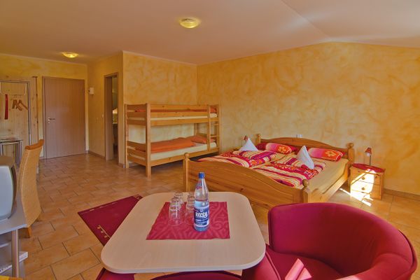 Familienzimmer mit einem Doppel- und einem Etagenbett