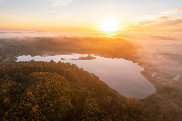 Sonnenaufgang über dem Oldenstädter See von oben zur Herbstzeit
