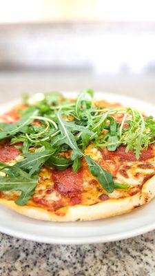 Auf dem Foto ist eine Pizza vom Café-Bistro RotRind abgebildet.