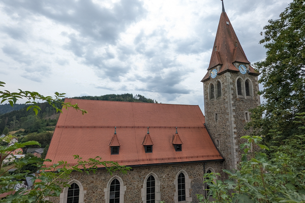 Das Bild zeigt die Außenansicht der St. Pankratius Kirche in Steinberg.