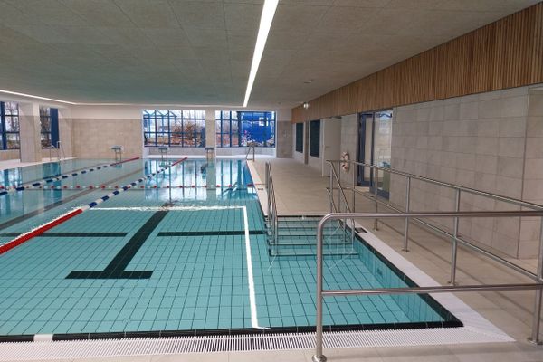Neu renoviertes Hallenbad mit breitem Treppeneingang und 3 Startblöcken am Beckenrand