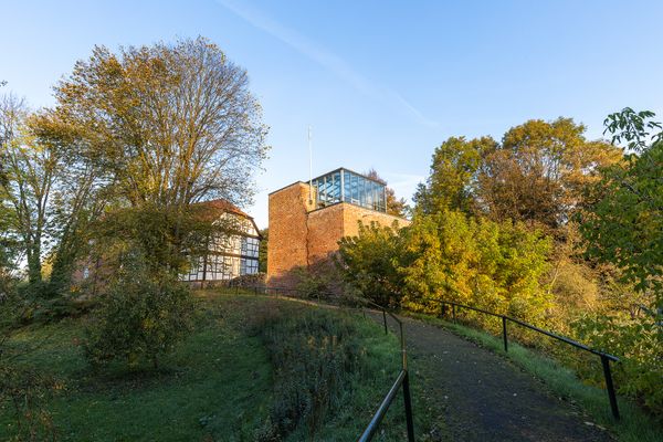 Burg Bodenteich auf Anhöhe mit Herbstbäumen