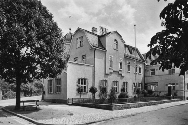 Das ehemalige Bahnhofsrestaurant - nun Postamt um 1950