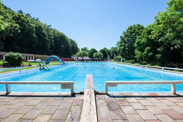 Blick auf das Schwimmbecken