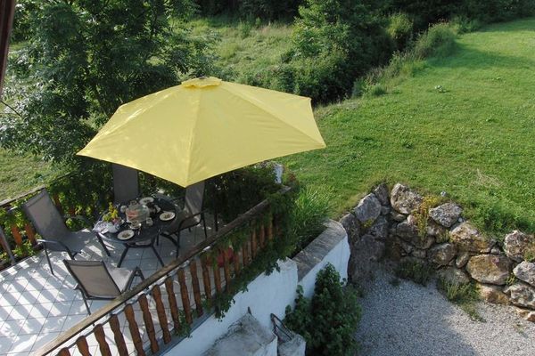 Terrasse mit Bach und Liegewiese