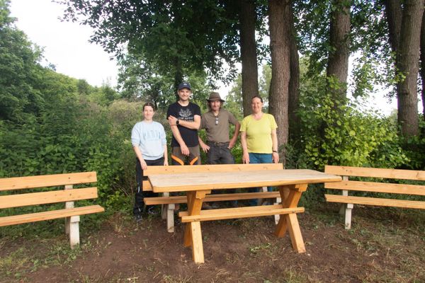 Die Sitzgruppe an der Wandertafel Kemmern lädt jetzt mit drei Bänken auch Gruppen zum Verweilen ein. V.l.n.r Nathalie Sapper und Florian Obergruber (Naturpark Haßberge) sowie Wolfang Vogel und Anne Schmitt (Wander- und Heimatverein Kemmern 1975 e. V.)