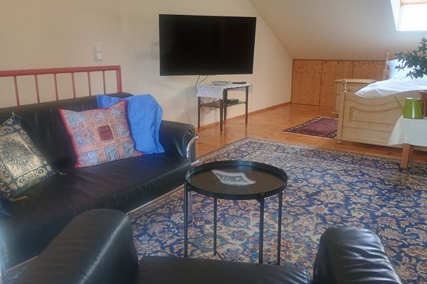 Wohnzimmer mit Fernseher