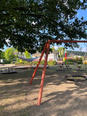 Das Bild zeigt den Kinderspielplatz mit diversen Spielgeräten.