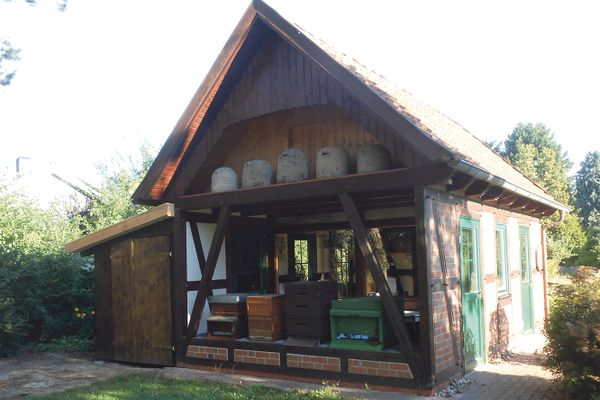 Lehrbienenstand in Bad Bevensen mit Bienenstöcken und traditionellem Holzgebäude.