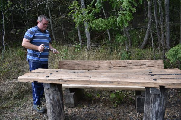Reparatur einer Bank mit Tisch