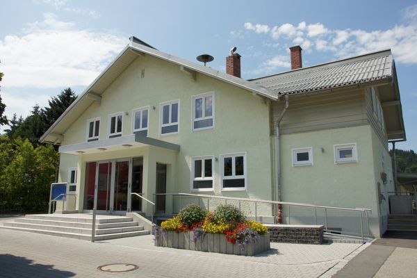 Außenaufnahme der Peitinger Schlossberghalle mit Haupteingang