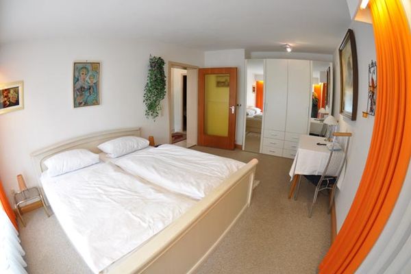 Schlafzimmer mit Doppelbett