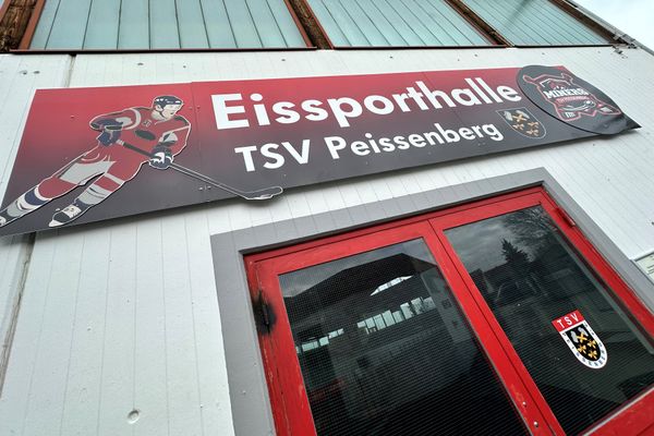 Haupteingang der Kunsteishalle in Peißenberg