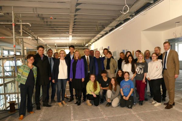 Die Akteure und Ehrengäste im Foyer des ersten Obergeschosses, wo die künstlerischen Werke der Achtklässler der Mittelschule Frankenwald nach der Eröffnung des Bürger- und Familienzentrums als Dauerausstellung bewundert werden können.