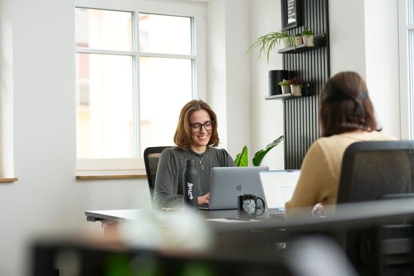 Zwei Frauen arbeiten Remote