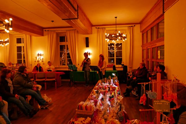 Im großen Saal der Rentmeisterei in Bad König gibt es eine Weihnachtsausstellung mit selbst gebastelten Geschenken.