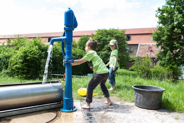 bioversum_junge-an-wasserpumpe_c-jagdschloss-kranichstein