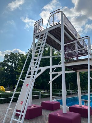 Hier sieht man die beiden Sprungtürme im Freibad Mainleus.