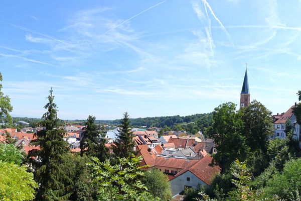 Blick über Dingolfing zur Pfarrkirche St. Johannes